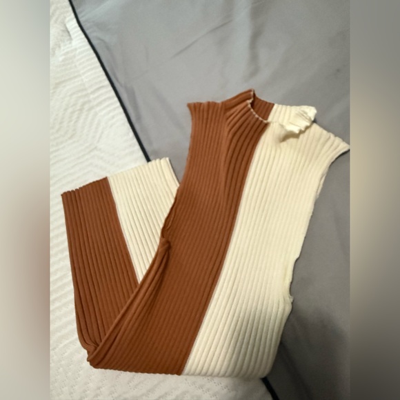 BKE Tops - BKE Ribbed Tank Top in deep and Cream - size SMALL